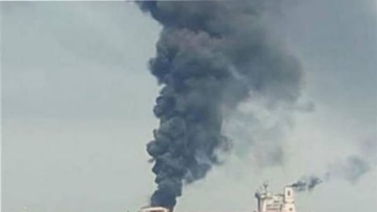 യുഎഇ തീരത്ത് എണ്ണ ടാങ്കറിന് തീപിടിച്ചു യുഎഇ തീരത്ത് എണ്ണ ടാങ്കറിന് തീപിടിച്ചു