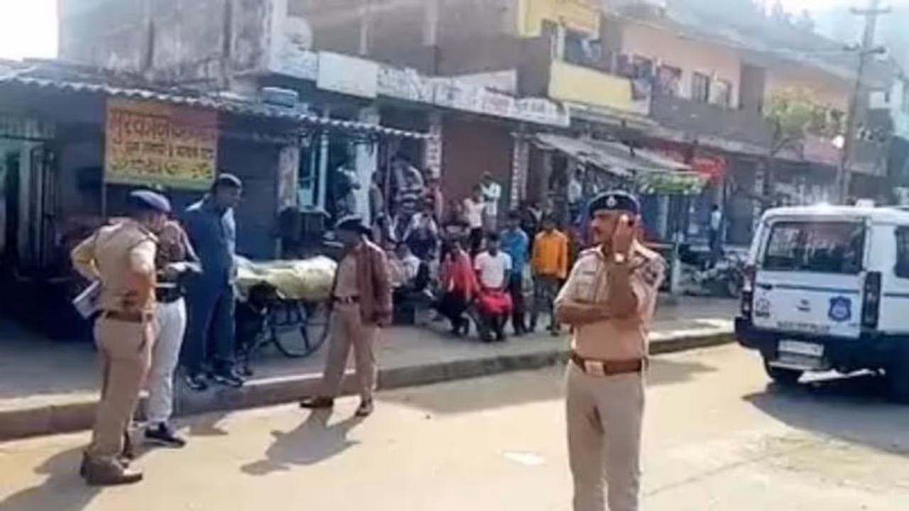 'കഴുത്തറത്തു, ചുറ്റിക ഉപയോഗിച്ച് തലയ്ക്കടിച്ചു'; നാല് മക്കളുടെ മുന്നിലിട്ട് ഭർത്താവിനെ കൊലപ്പെടുത്തി ഭാര്യ 'കഴുത്തറത്തു, ചുറ്റിക ഉപയോഗിച്ച് തലയ്ക്കടിച്ചു'; നാല് മക്കളുടെ മുന്നിലിട്ട് ഭർത്താവിനെ കൊലപ്പെടുത്തി ഭാര്യ