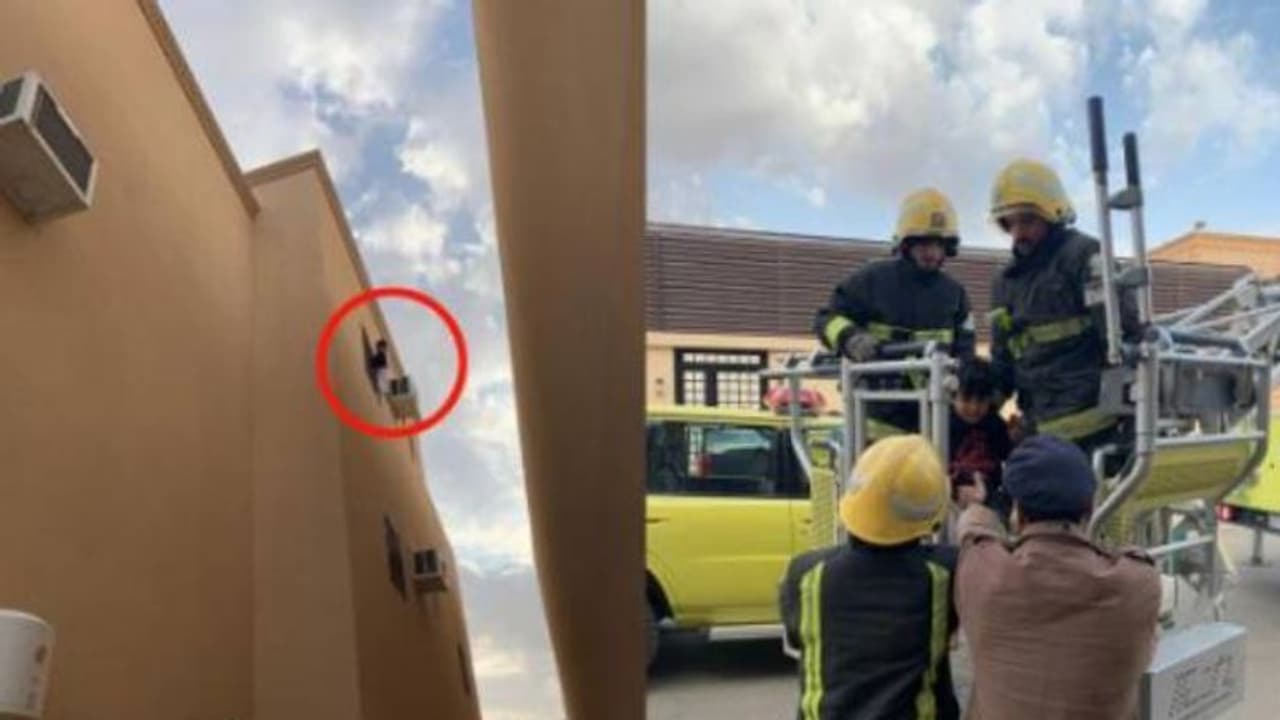 ഫ്ലാറ്റിലെ ജനാലയ്ക്ക് പുറത്ത് കുടുങ്ങി ഏഴുവയസ്സുകാരന്; ഒടുവില്... ഫ്ലാറ്റിലെ ജനാലയ്ക്ക് പുറത്ത് കുടുങ്ങി ഏഴുവയസ്സുകാരന്; ഒടുവില്...