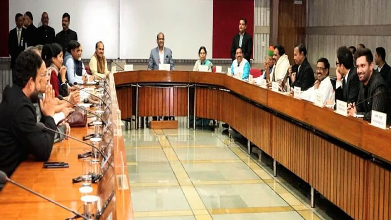 बजट सत्र से पहले लोकसभा अध्यक्ष की अपील, सभी दल सदन चलाने में सहयोग दें बजट सत्र से पहले लोकसभा अध्यक्ष की अपील, सभी दल सदन चलाने में सहयोग दें