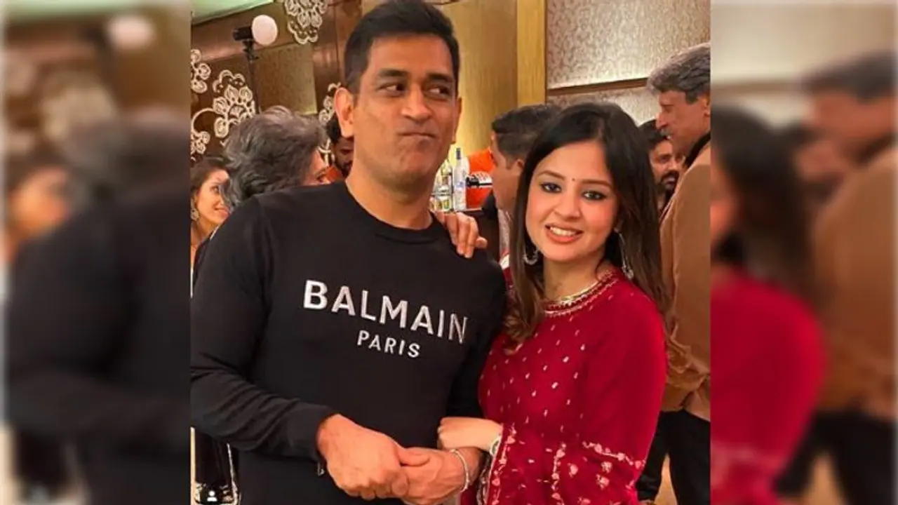 সবার সামনে সাক্ষীর আদুরে খুনসুটি, মুখ তুলে তাকাতেই পারলেন না ধোনি, দেখুন ভিডিও সবার সামনে সাক্ষীর আদুরে খুনসুটি, মুখ তুলে তাকাতেই পারলেন না ধোনি, দেখুন ভিডিও