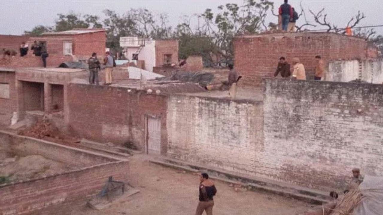 ১০ ঘণ্টার অভিযান শেষে অক্ষত অবস্থায় উদ্ধার পণবন্দি শিশুদের, গুলিতে মৃত্যু অপহরণকারীর ১০ ঘণ্টার অভিযান শেষে অক্ষত অবস্থায় উদ্ধার পণবন্দি শিশুদের, গুলিতে মৃত্যু অপহরণকারীর