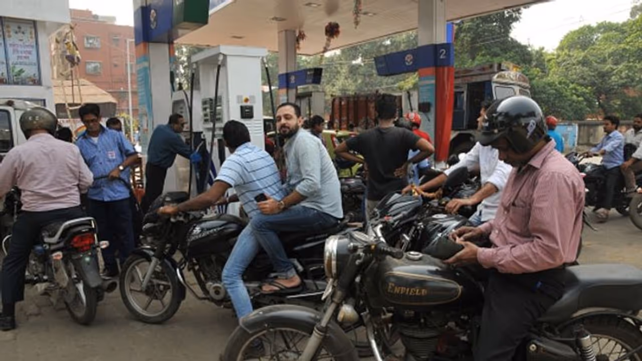 শহরে সস্তায় মিলছে পেট্রোল, সপ্তাহান্তে লং ড্রাইভের প্ল্য়ান কলকাতাবাসীর শহরে সস্তায় মিলছে পেট্রোল, সপ্তাহান্তে লং ড্রাইভের প্ল্য়ান কলকাতাবাসীর