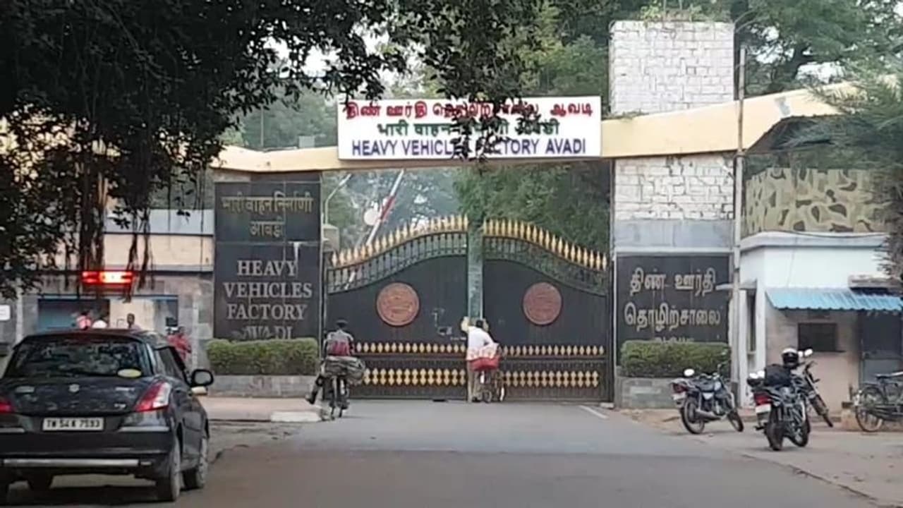 ஆவடியில் பயங்கரம்..! ஆயுத தொழிற்சாலை காவலாளி சரமாரியாக சுட்டுக்கொலை..! ஆவடியில் பயங்கரம்..! ஆயுத தொழிற்சாலை காவலாளி சரமாரியாக சுட்டுக்கொலை..!