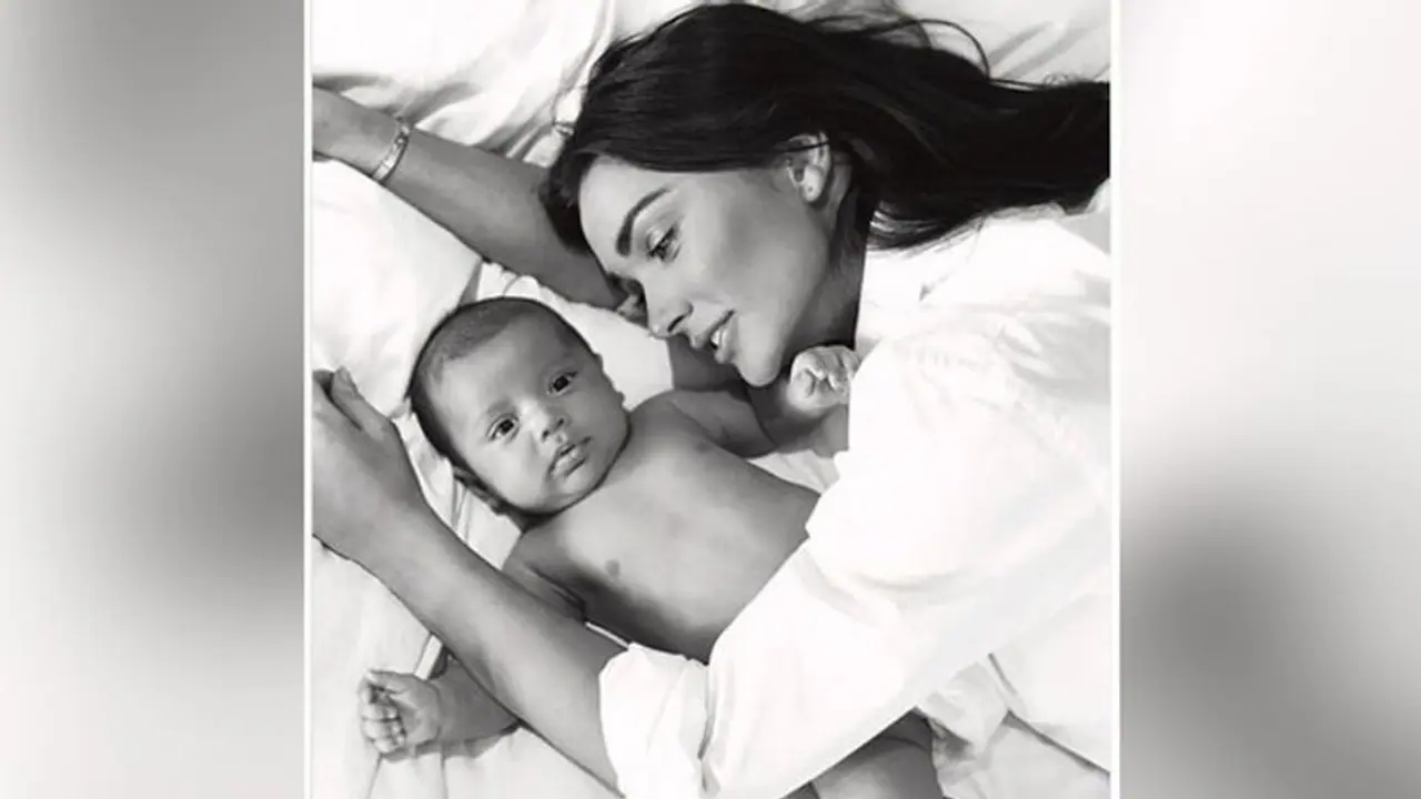 மோசமான கவர்ச்சியில் பாத் டப்பில் மகனுடன் குளியல் போட்ட எமி ஜாக்சன்! தீயாய் பரவும் புகைப்படம்!