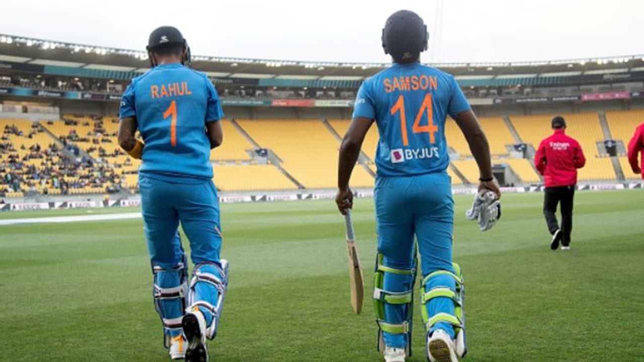 எல்லா பந்தையும் சிக்ஸர் அடிக்க நெனச்சா முடியுமா..? அரிய வாய்ப்பை தவறவிட்ட சஞ்சு சாம்சன் எல்லா பந்தையும் சிக்ஸர் அடிக்க நெனச்சா முடியுமா..? அரிய வாய்ப்பை தவறவிட்ட சஞ்சு சாம்சன்