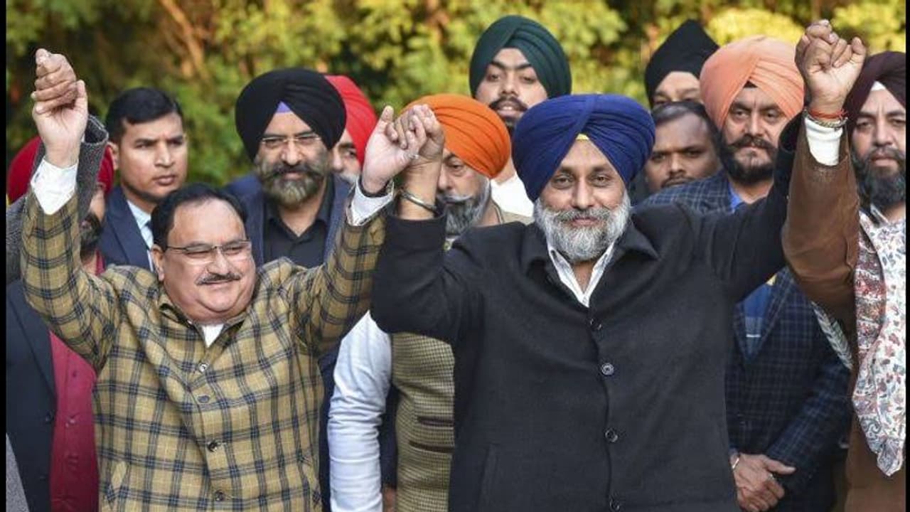 শিবসেনার পথেই কী এবার হাঁটতে চলেছে শিরোমণি অকালি দল, এনডিএ তে কিন্তু স্পষ্ট হচ্ছে ভাঙনের আশঙ্কা শিবসেনার পথেই কী এবার হাঁটতে চলেছে শিরোমণি অকালি দল, এনডিএ তে কিন্তু স্পষ্ট হচ্ছে ভাঙনের আশঙ্কা