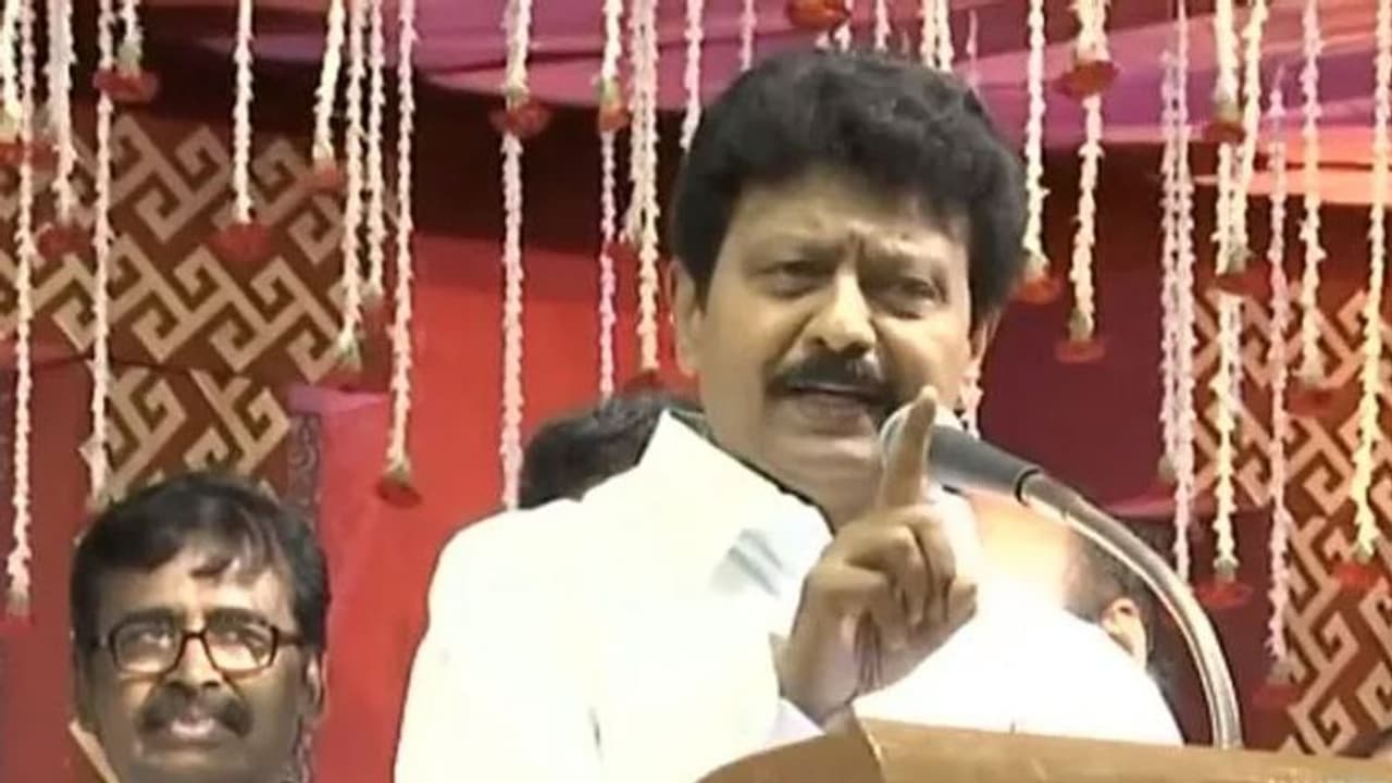 சசிகலா குறித்து அதிமுகவில் விமர்சிப்பவர்களுக்கு டெபாசிட் காலி... அடித்து கூறும் திவாகரன்..! சசிகலா குறித்து அதிமுகவில் விமர்சிப்பவர்களுக்கு டெபாசிட் காலி... அடித்து கூறும் திவாகரன்..!