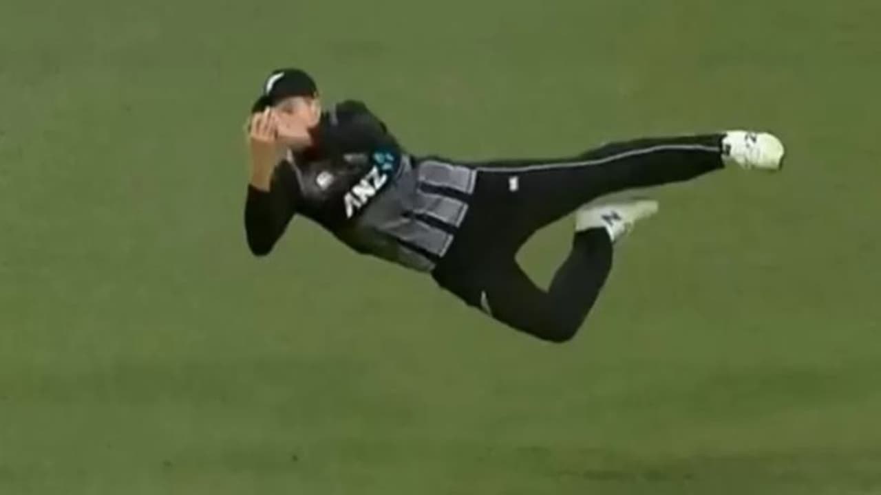 సాంత్నర్ కళ్లు చెదిరే క్యాచ్: విరాట్ కోహ్లీ మళ్లీ ఫెయిల్