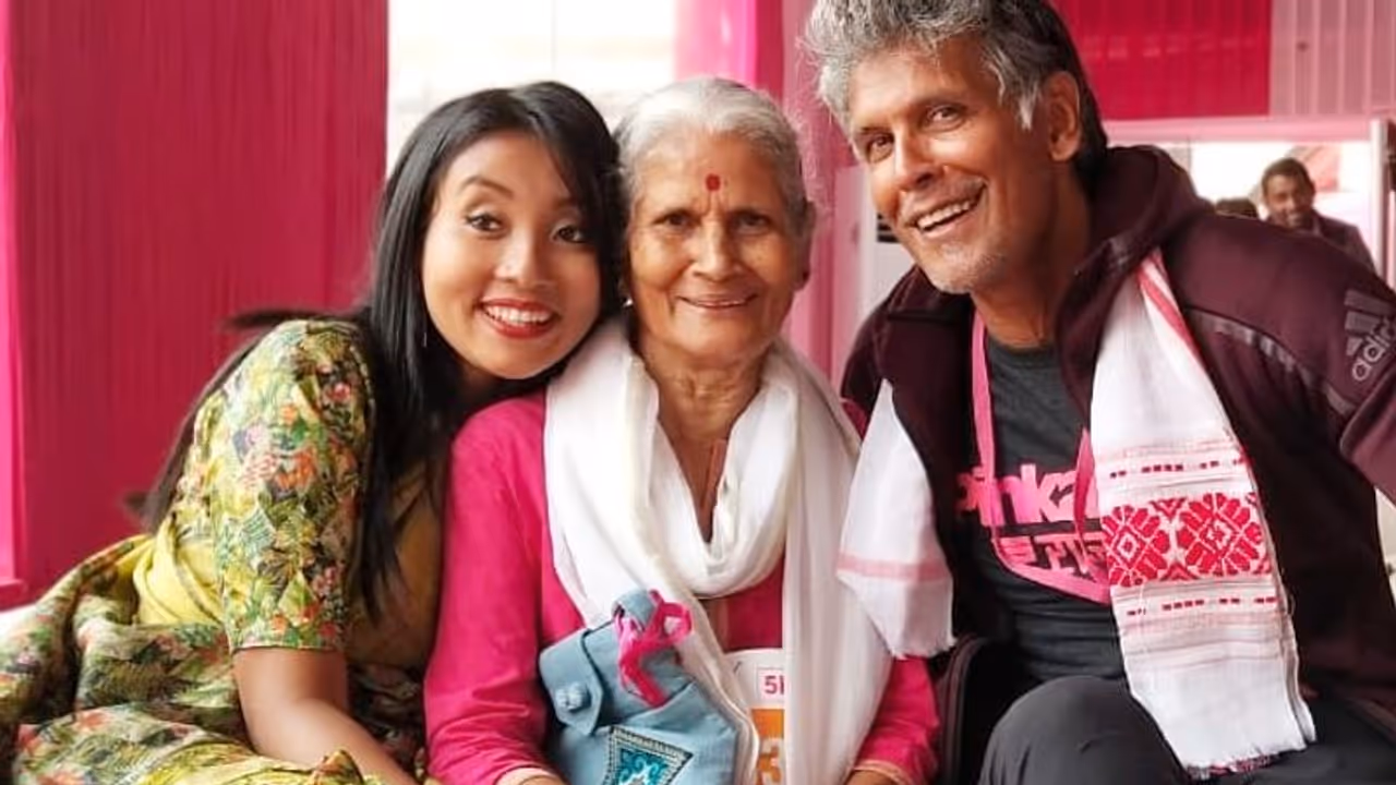 ৮১ বছর বয়সী মায়ের ওয়ার্ক আউট ভিডিও পোস্ট করলেন মিলিন্দ, দেখে অনুপ্রাণিত হবে আপনিও