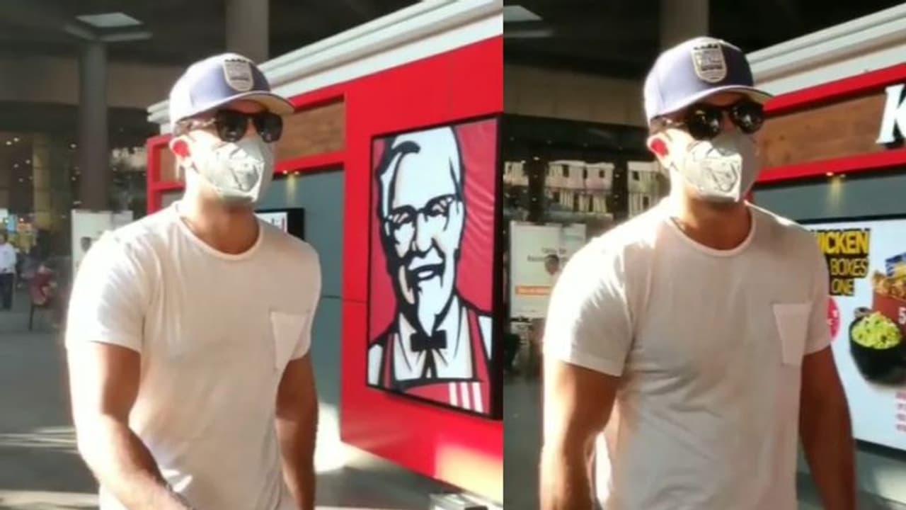 করোনা আতঙ্কে বলিউড, মুখে মাস্ক পড়ে দেখা মিলল রণবীরের করোনা আতঙ্কে বলিউড, মুখে মাস্ক পড়ে দেখা মিলল রণবীরের