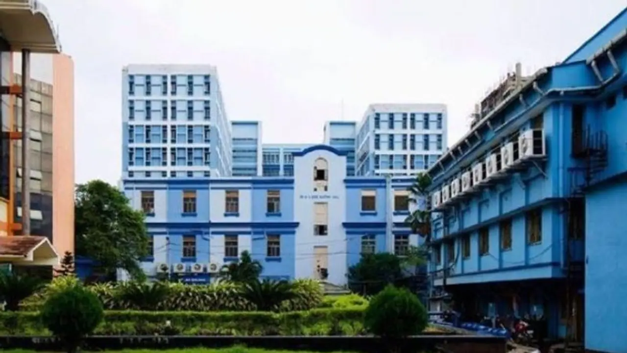 আরজি কর হাসপাতালের নার্সের শরীরে মিলল করোনার জীবাণু, কোয়ারেন্টাইনে আরও ১০ আরজি কর হাসপাতালের নার্সের শরীরে মিলল করোনার জীবাণু, কোয়ারেন্টাইনে আরও ১০