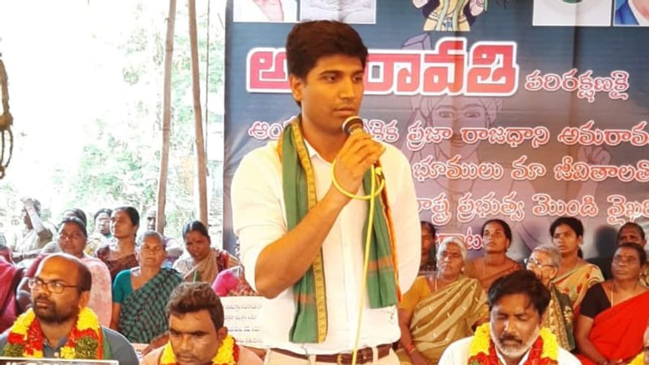 రాజధాని తరలింపు: రైతులకు మద్ధతుగా వైసీపీ ఎంపీ, ‘నీ స్టాండ్’ ఏంటన్న జేఏసీ నేతలు రాజధాని తరలింపు: రైతులకు మద్ధతుగా వైసీపీ ఎంపీ, ‘నీ స్టాండ్’ ఏంటన్న జేఏసీ నేతలు