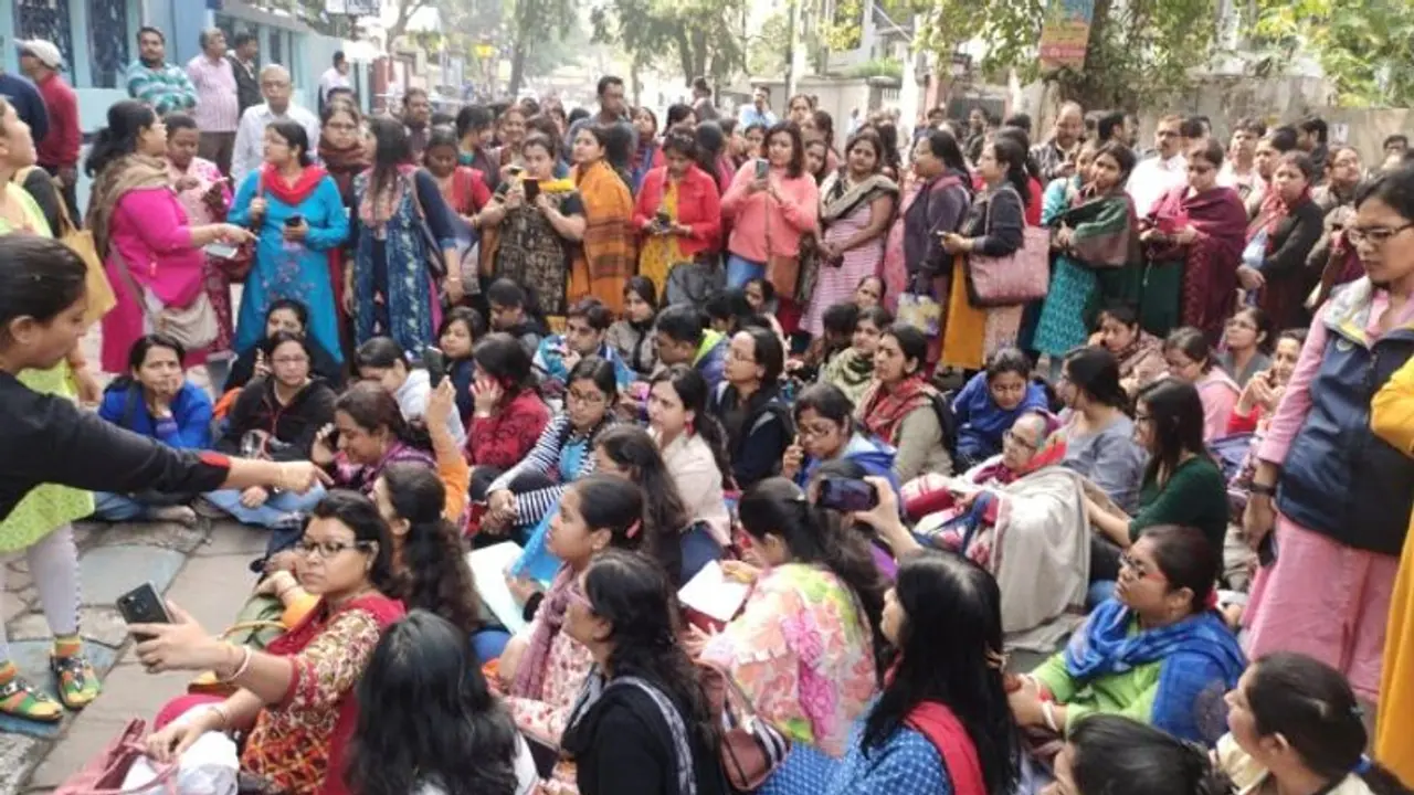 ফি বৃদ্ধির প্রতিবাদে অবস্থান বিক্ষোভ, সাউথ পয়েন্টের সামনে রাস্তায় বসে অবরোধ অভিভাবকদের