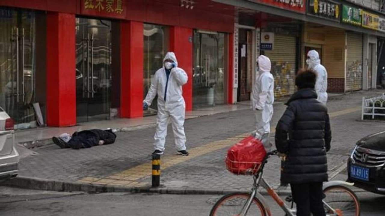 വുഹാനിലെ തെരുവില്‍ അനാഥമായി വൃദ്ധന്‍റെ മൃതദേഹം, തിരിഞ്ഞുപോലും നോക്കാതെ ആളുകള്‍
