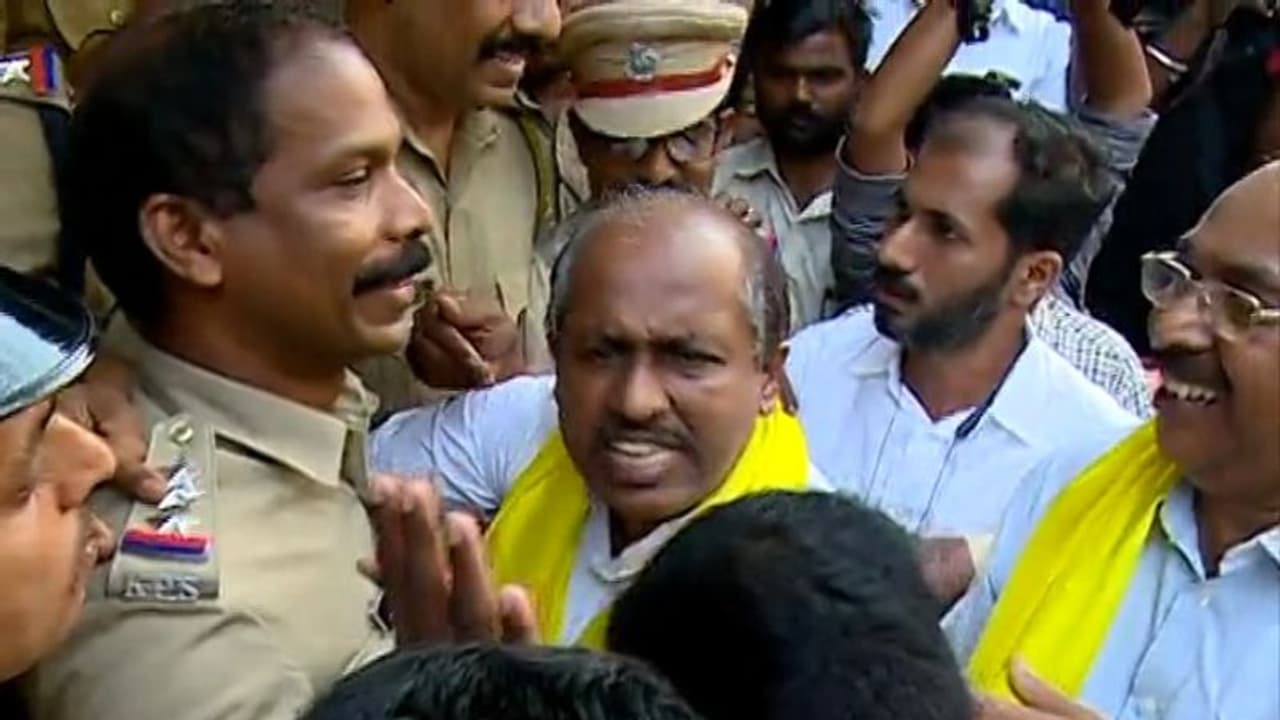 മാവേലിക്കര എസ്എൻഡിപി യൂണിയൻ ക്രമക്കേട്; സുഭാഷ് വാസുവിന്റെ വീട്ടിൽ ക്രൈം ബ്രാഞ്ച് റെയ്ഡ് മാവേലിക്കര എസ്എൻഡിപി യൂണിയൻ ക്രമക്കേട്; സുഭാഷ് വാസുവിന്റെ വീട്ടിൽ ക്രൈം ബ്രാഞ്ച് റെയ്ഡ്