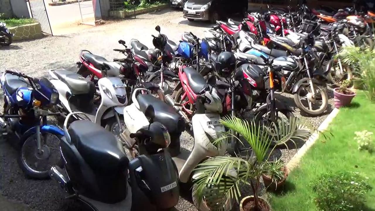 ഹമ്പടാ കുട്ടിഡ്രൈവർമാരെ... 10 മിനുട്ടിനുളിൽ പൊക്കിയത് 25 ഇരുചക്രവാഹനങ്ങള് ഹമ്പടാ കുട്ടിഡ്രൈവർമാരെ... 10 മിനുട്ടിനുളിൽ പൊക്കിയത് 25 ഇരുചക്രവാഹനങ്ങള്