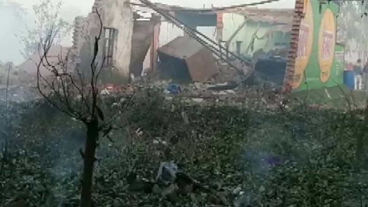 യുപിയില് പടക്കശാലയിലുണ്ടായ തീപിടുത്തത്തില് അഞ്ച് മരണം യുപിയില് പടക്കശാലയിലുണ്ടായ തീപിടുത്തത്തില് അഞ്ച് മരണം