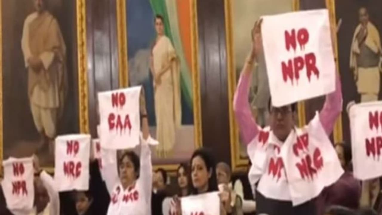 রাষ্ট্রপতির ভাষণের সময় নীরব প্রতিবাদে তৃণমূল, 'অসভ্যতা' বলে কটাক্ষ বাবুলের রাষ্ট্রপতির ভাষণের সময় নীরব প্রতিবাদে তৃণমূল, 'অসভ্যতা' বলে কটাক্ষ বাবুলের