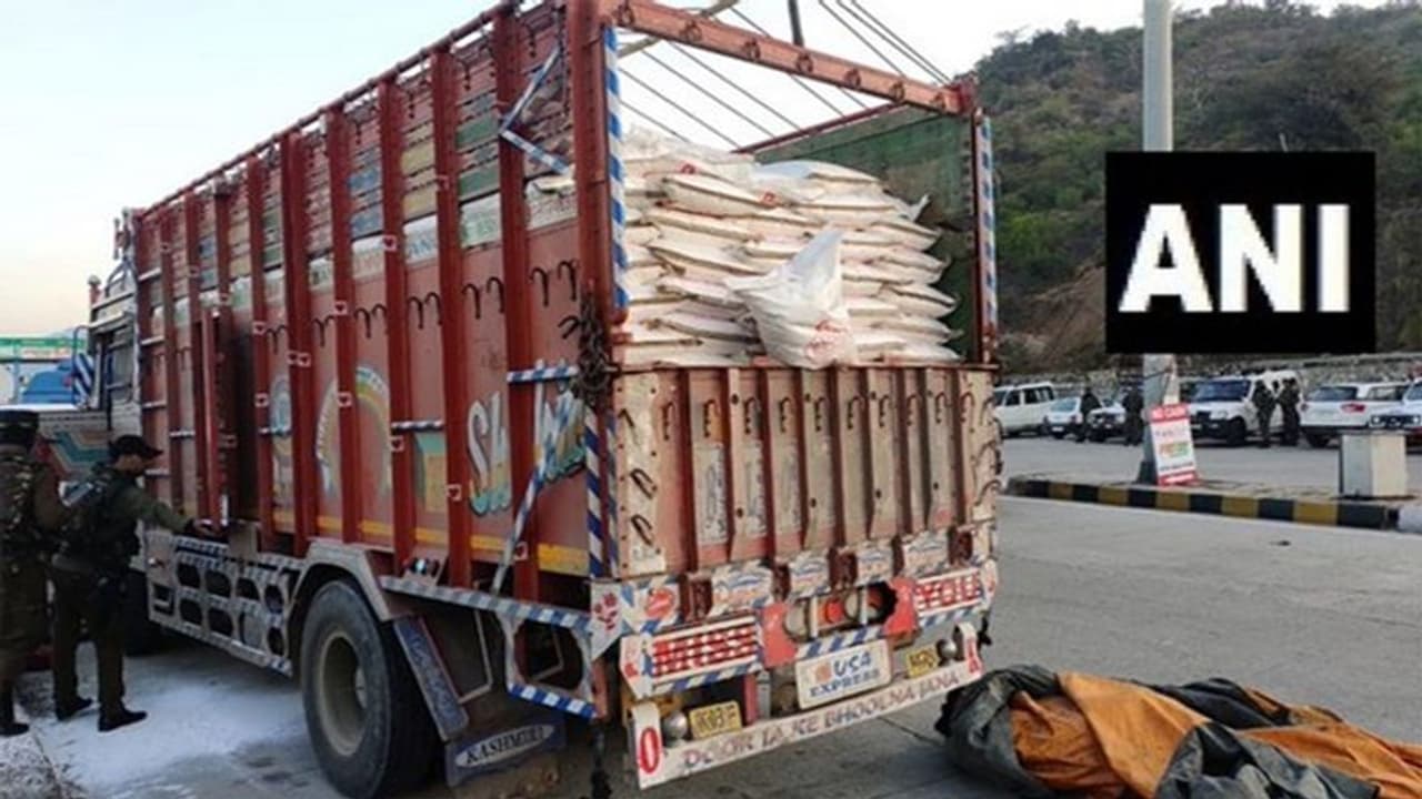 जिस ट्रक से जा रहे थे आतंकी, उसके ड्राइवर से क्या है पुलवामा हमले का कनेक्शन ? जिस ट्रक से जा रहे थे आतंकी, उसके ड्राइवर से क्या है पुलवामा हमले का कनेक्शन ?