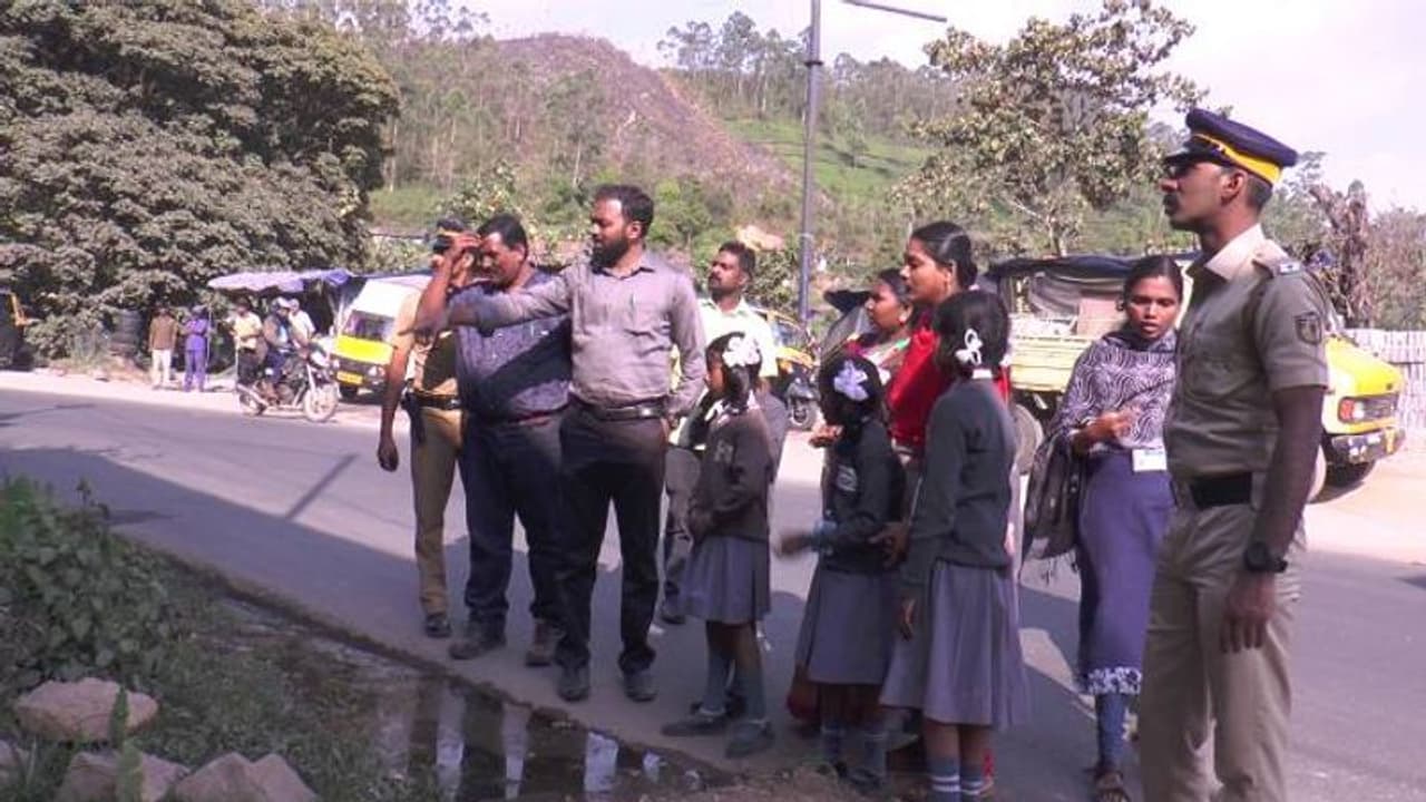 കക്കൂസ് മാലിന്യത്തിന്റെ ദുര്ഗന്ധം കാരണം പഠിക്കാനാകുന്നില്ലെന്ന് വിദ്യാര്ത്ഥികള്, ഉടന് നടപടിയെടുത്ത് സബ് കലക്ടര് കക്കൂസ് മാലിന്യത്തിന്റെ ദുര്ഗന്ധം കാരണം പഠിക്കാനാകുന്നില്ലെന്ന് വിദ്യാര്ത്ഥികള്, ഉടന് നടപടിയെടുത്ത് സബ് കലക്ടര്