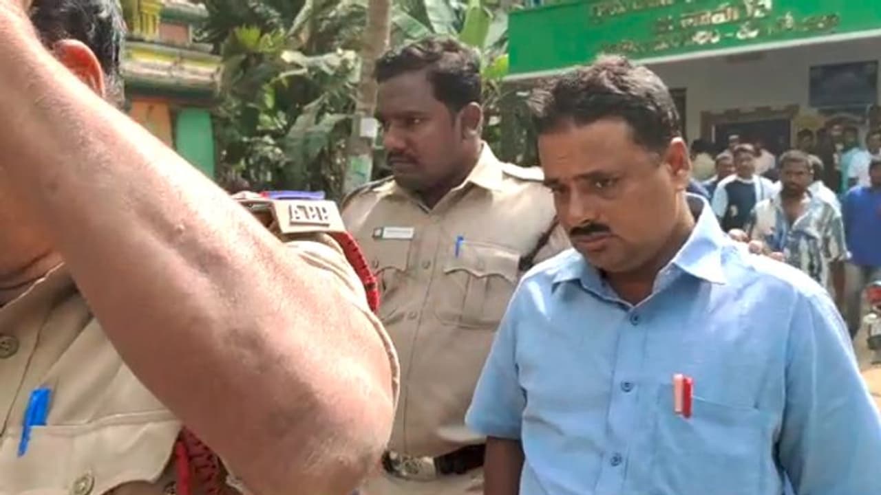 స్టూడెంట్స్ పై లైంగిక వేధింపులు... కీచక టీచర్ అరెస్ట్