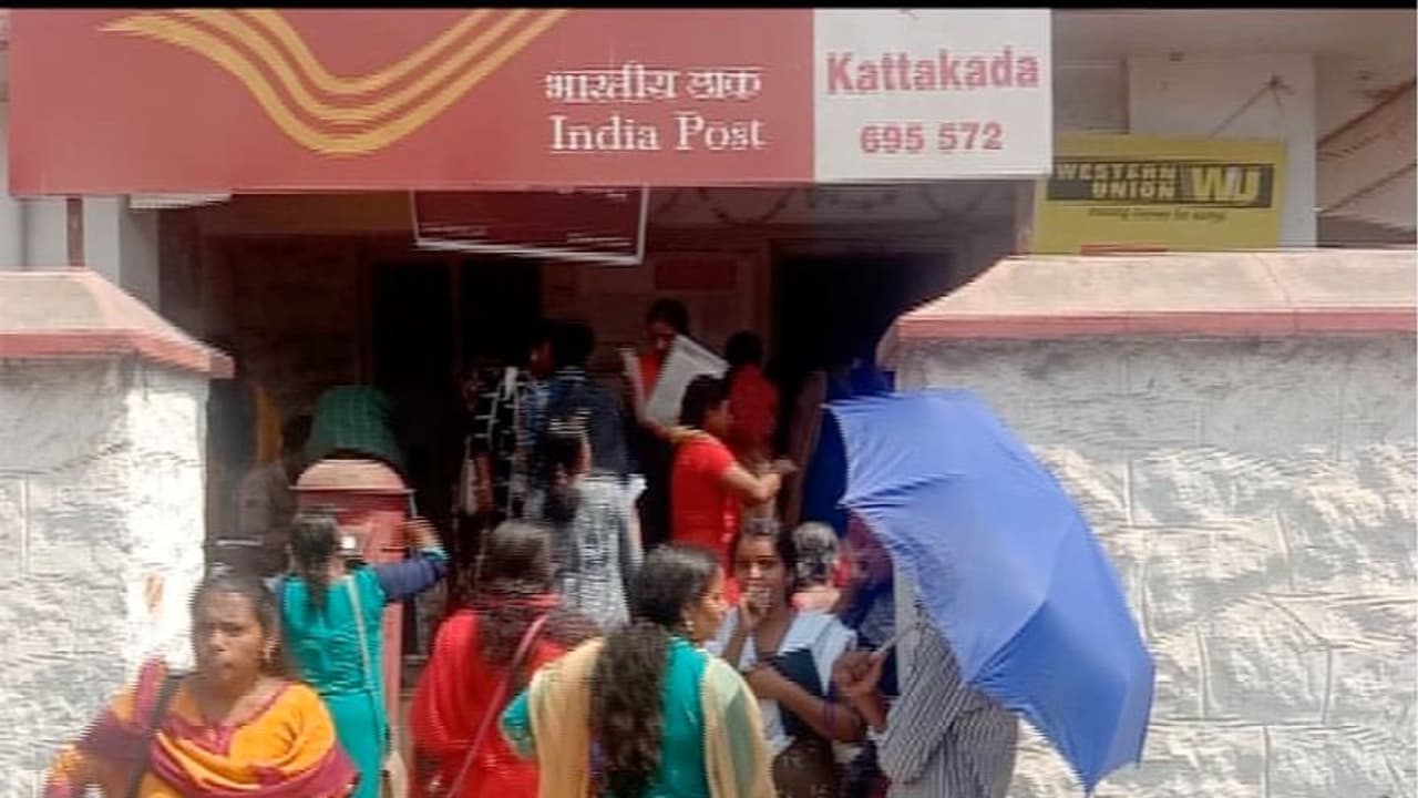 50,000 രൂപ സഹായം കിട്ടുമെന്ന് വ്യാജവിവരം; ഇല്ലാത്ത പദ്ധതിക്ക് അപേക്ഷ നല്കാന് തിരക്ക് 50,000 രൂപ സഹായം കിട്ടുമെന്ന് വ്യാജവിവരം; ഇല്ലാത്ത പദ്ധതിക്ക് അപേക്ഷ നല്കാന് തിരക്ക്