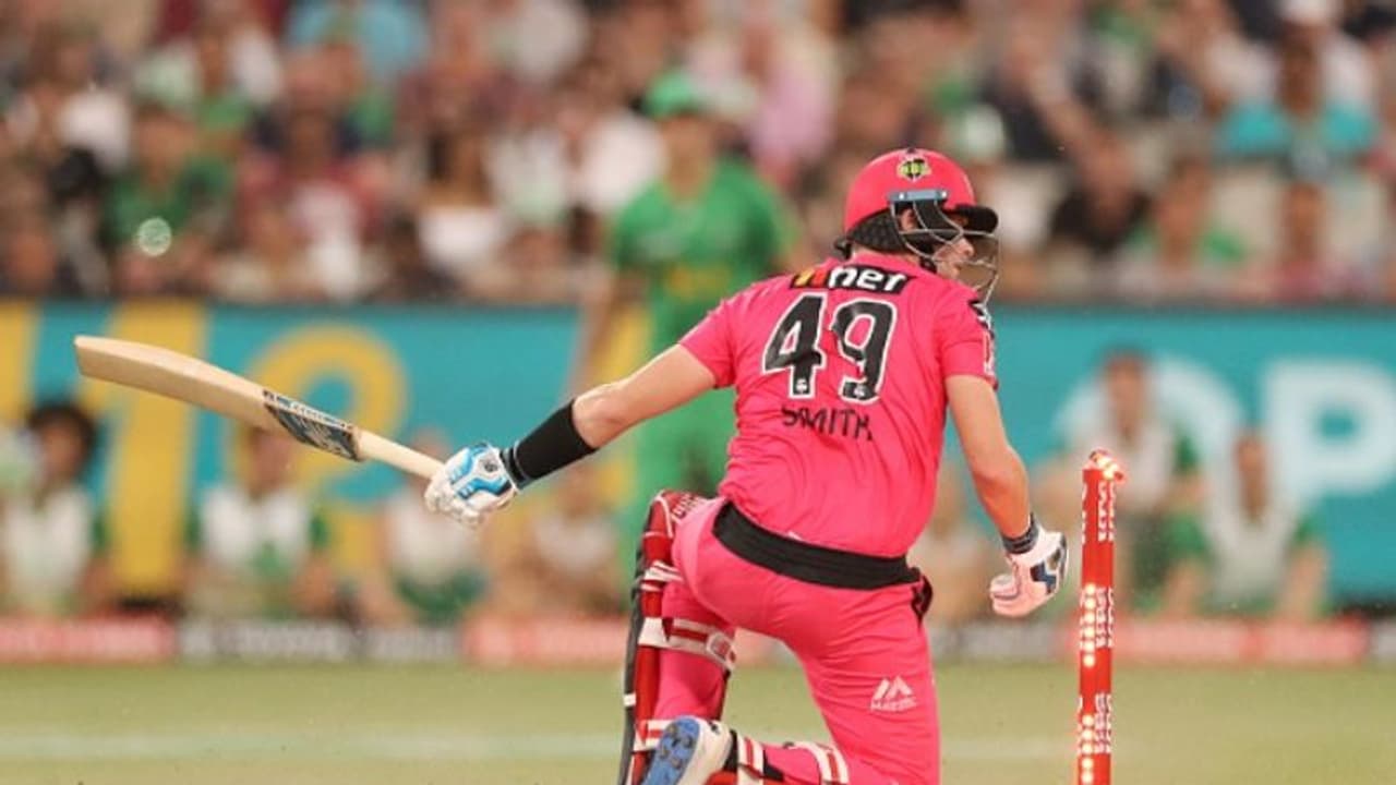 കണ്ടവരുടെ കിളി പോയി; ക്രിക്കറ്റ് ചരിത്രത്തിലെ വിചിത്ര ഔട്ടില് നിന്ന് രക്ഷപെട്ട് സ്മിത്ത് വീഡിയോ കണ്ടവരുടെ കിളി പോയി; ക്രിക്കറ്റ് ചരിത്രത്തിലെ വിചിത്ര ഔട്ടില് നിന്ന് രക്ഷപെട്ട് സ്മിത്ത് വീഡിയോ