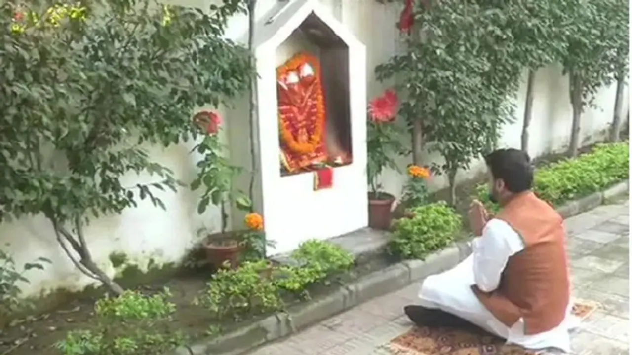 'ಗೋಲಿ ಮಾರೋ' ಠಾಕೂರ್ ಸಾಹೇಬರು: ಮನೆಯಲ್ಲಿ ಪೂಜೆ ಮಾಡಿ ಬಂದರು! 'ಗೋಲಿ ಮಾರೋ' ಠಾಕೂರ್ ಸಾಹೇಬರು: ಮನೆಯಲ್ಲಿ ಪೂಜೆ ಮಾಡಿ ಬಂದರು!