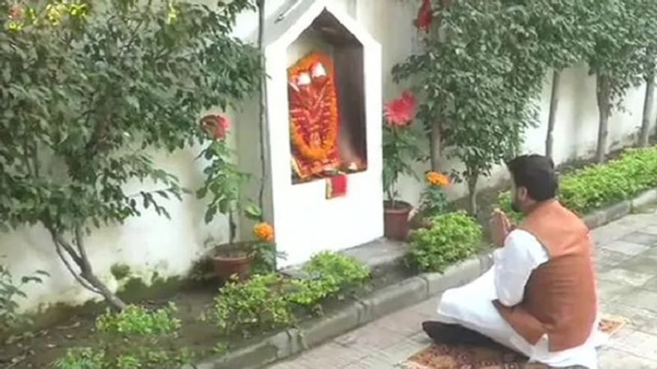 Budget 2020: బడ్జెట్కు ముందు ఇంట్లో ప్రార్థనలు చేసిన ఆర్థిక మంత్రి Budget 2020: బడ్జెట్కు ముందు ఇంట్లో ప్రార్థనలు చేసిన ఆర్థిక మంత్రి