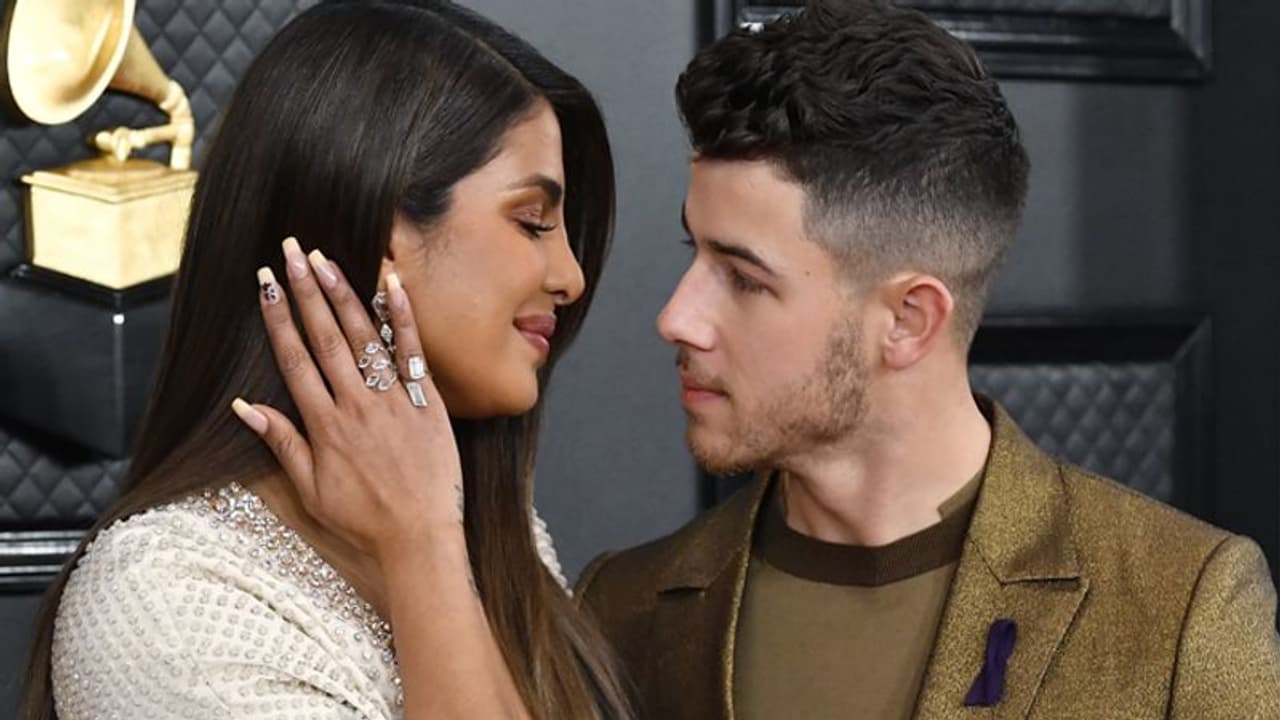 এ যেন আরও এক 'উলঙ্গ রাজা'র কাহিনী, পোশাক বিতর্কে প্রিয়ঙ্কার সাফাই এ প্রশ্ন এ যেন আরও এক 'উলঙ্গ রাজা'র কাহিনী, পোশাক বিতর্কে প্রিয়ঙ্কার সাফাই এ প্রশ্ন