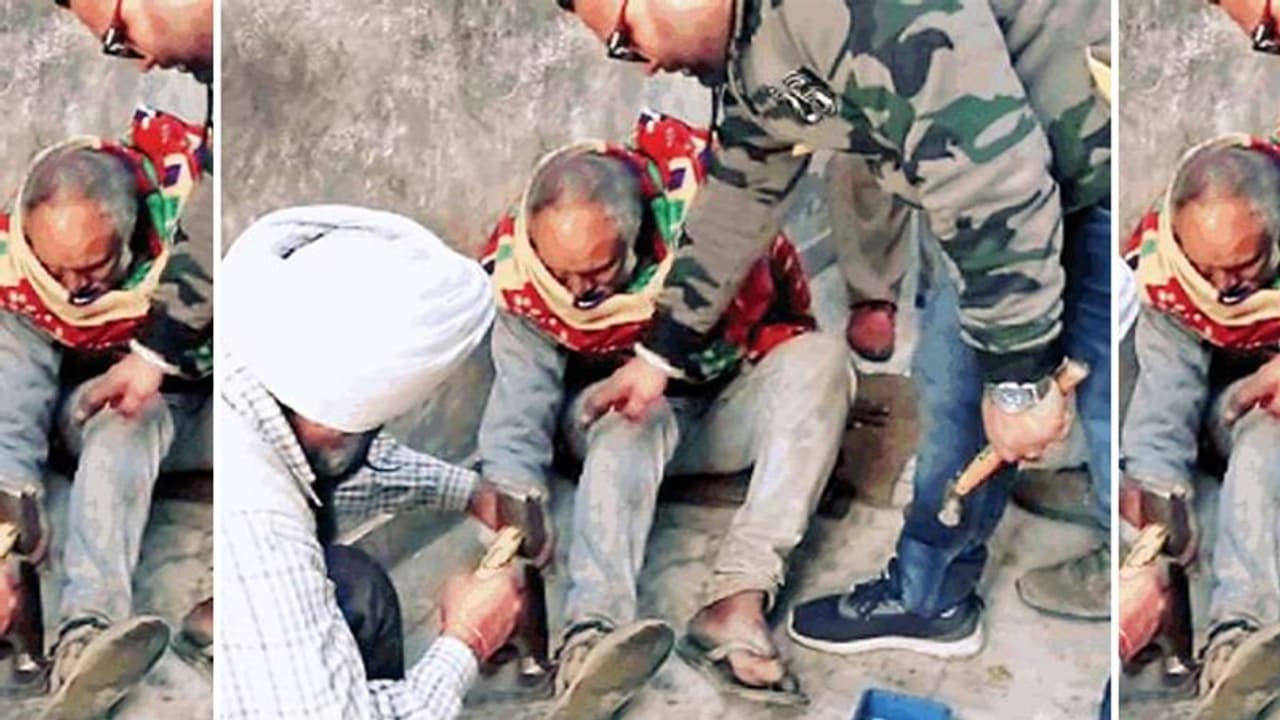 बैंकवाले घर सील करने पहुंचे थे, अंदर दाखिल हुए..तो वहां का दृश्य देखकर शॉक्ड रह गए बैंकवाले घर सील करने पहुंचे थे, अंदर दाखिल हुए..तो वहां का दृश्य देखकर शॉक्ड रह गए