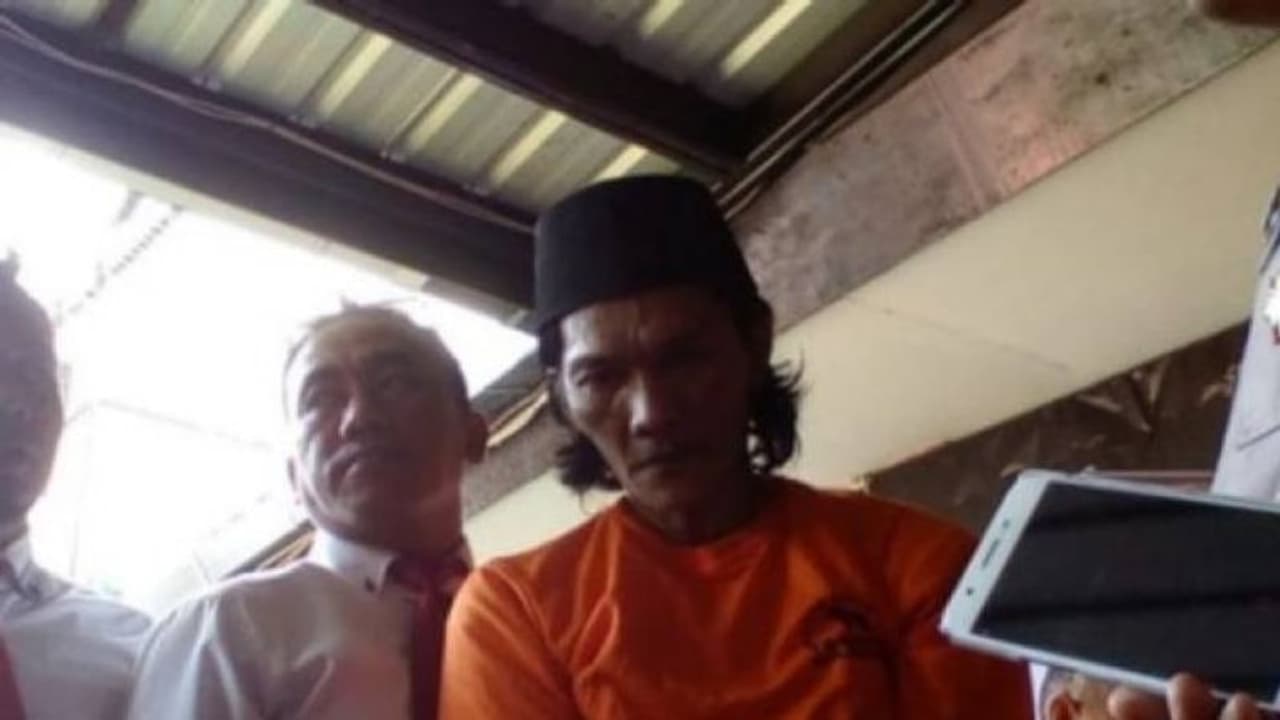 'ഹലാലാണ്' എന്ന വാഗ്ദാനത്തോടെ വിദ്യാർത്ഥികൾക്ക് മയക്കുമരുന്ന് വില്പന നടത്തിയ മതാധ്യാപകൻ അറസ്റ്റിൽ 'ഹലാലാണ്' എന്ന വാഗ്ദാനത്തോടെ വിദ്യാർത്ഥികൾക്ക് മയക്കുമരുന്ന് വില്പന നടത്തിയ മതാധ്യാപകൻ അറസ്റ്റിൽ