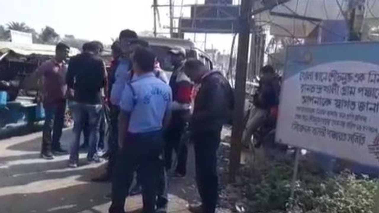 বাসন্তীতে ফের তৃণমূলের গোষ্ঠী সংঘর্ষ, গুলিবিদ্ধ দলের যুবনেতা বাসন্তীতে ফের তৃণমূলের গোষ্ঠী সংঘর্ষ, গুলিবিদ্ধ দলের যুবনেতা