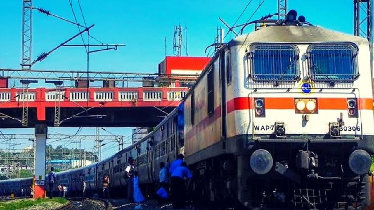 కేంద్ర బడ్జెట్ 2020: పర్యాటక ప్రాంతాలకు తేజస్ రైళ్లు, ముంబై అహ్మదాబాద్కు హై స్పీడ్ ట్రైన్ కేంద్ర బడ్జెట్ 2020: పర్యాటక ప్రాంతాలకు తేజస్ రైళ్లు, ముంబై అహ్మదాబాద్కు హై స్పీడ్ ట్రైన్