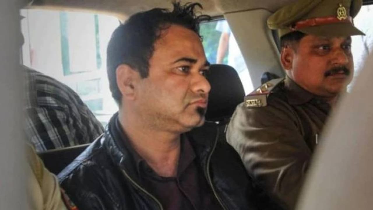 അറസ്റ്റിലായ ഡോ. കഫീൽ ഖാനെ ജുഡീഷ്യൽ കസ്റ്റഡിയിൽ വിട്ടു, മഥുര ജയിലിലേക്ക് മാറ്റി അറസ്റ്റിലായ ഡോ. കഫീൽ ഖാനെ ജുഡീഷ്യൽ കസ്റ്റഡിയിൽ വിട്ടു, മഥുര ജയിലിലേക്ക് മാറ്റി