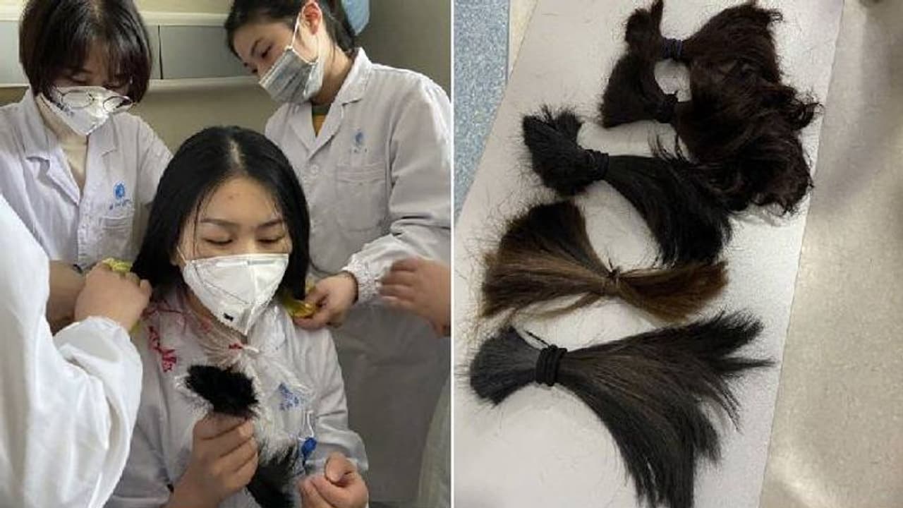 കൊറോണ വൈറസ് ബാധിതരെ ശുശ്രൂഷിക്കാന് സമയം തികയുന്നില്ല, മുടിമുറിച്ച് വുഹാനിലെ നഴ്സുമാര് കൊറോണ വൈറസ് ബാധിതരെ ശുശ്രൂഷിക്കാന് സമയം തികയുന്നില്ല, മുടിമുറിച്ച് വുഹാനിലെ നഴ്സുമാര്