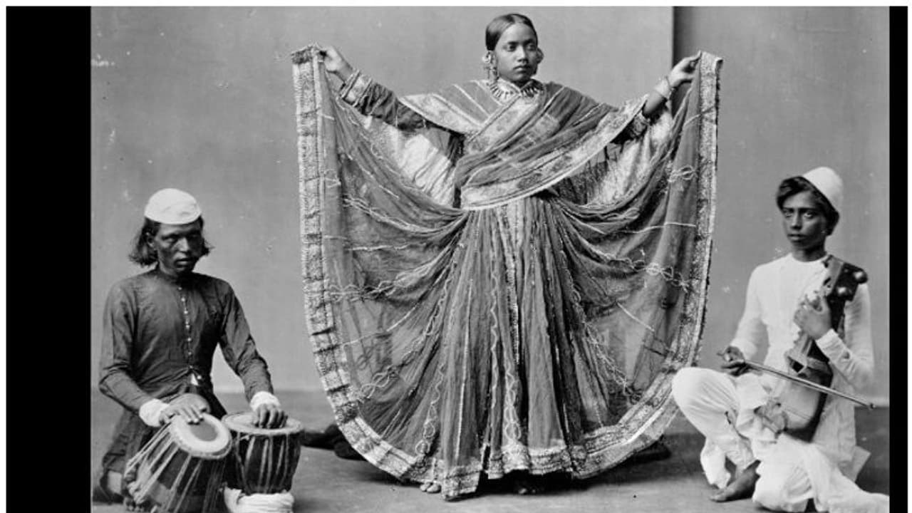 സ്വാതന്ത്ര്യസമരപോരാട്ടത്തില് സജീവമായിരുന്ന ഈ നര്ത്തകിമാര് ചരിത്രപുസ്തകത്തിലില്ലാത്തതെന്തുകൊണ്ട്? സ്വാതന്ത്ര്യസമരപോരാട്ടത്തില് സജീവമായിരുന്ന ഈ നര്ത്തകിമാര് ചരിത്രപുസ്തകത്തിലില്ലാത്തതെന്തുകൊണ്ട്?