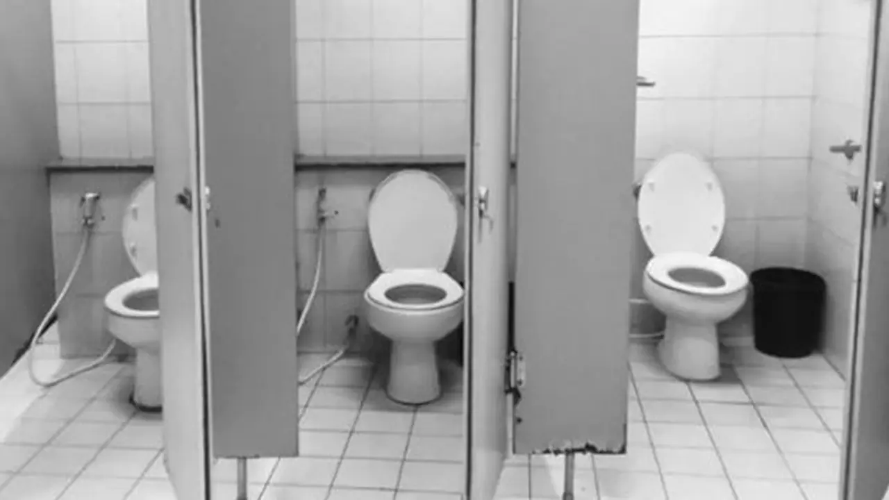 പൊതുശൗചാലയങ്ങൾ ഉപയോഗിക്കുമ്പോൾ ശ്രദ്ധിക്കേണ്ട 6 കാര്യങ്ങൾ പൊതുശൗചാലയങ്ങൾ ഉപയോഗിക്കുമ്പോൾ ശ്രദ്ധിക്കേണ്ട 6 കാര്യങ്ങൾ
