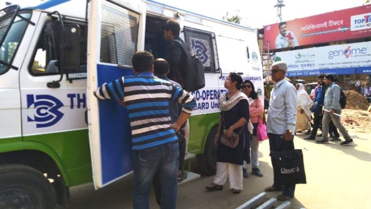 ব্যাঙ্ক ধর্মঘটের দুর্ভোগ কমাতে চলমান এটিএম বর্ধমানে ব্যাঙ্ক ধর্মঘটের দুর্ভোগ কমাতে চলমান এটিএম বর্ধমানে