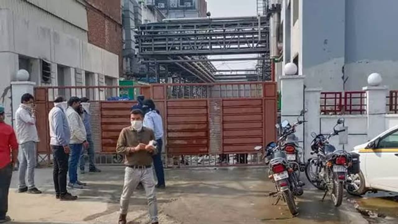 হলদিরামে গ্যাস লিক, মৃত্যু এক শ্রমিকের, জরুরি ভিত্তিতে সরানো হল ৩০০ জনকে হলদিরামে গ্যাস লিক, মৃত্যু এক শ্রমিকের, জরুরি ভিত্তিতে সরানো হল ৩০০ জনকে