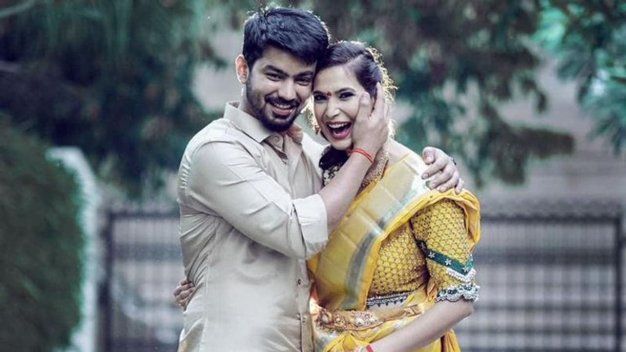 இருவர் நடுவில் படுத்து கொண்டு அட்டகாசம்! படுக்கையறை ரகசியத்தை பப்ளிக்கா போட்டுடைத்த மஹத் மனைவி பிராச்சி! இருவர் நடுவில் படுத்து கொண்டு அட்டகாசம்! படுக்கையறை ரகசியத்தை பப்ளிக்கா போட்டுடைத்த மஹத் மனைவி பிராச்சி!