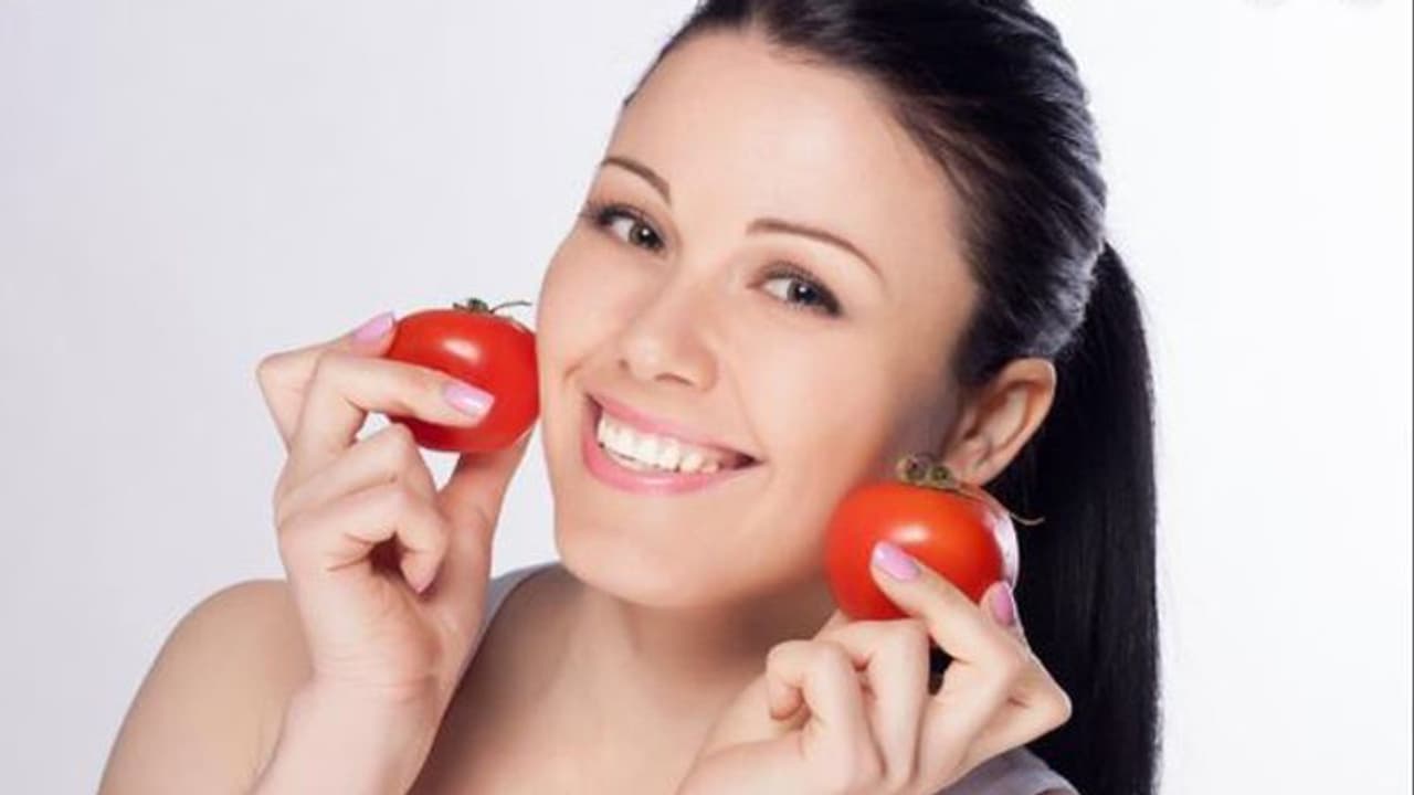 മുഖം തിളങ്ങാൻ ഇതാ രണ്ട് തരം തക്കാളി ഫേസ് പാക്കുകൾ മുഖം തിളങ്ങാൻ ഇതാ രണ്ട് തരം തക്കാളി ഫേസ് പാക്കുകൾ