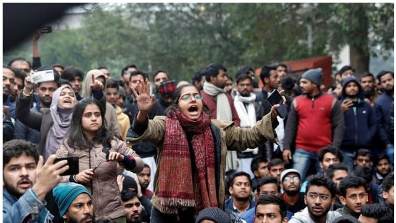 പ്രതിഷേധങ്ങള് ക്യാമ്പസില് വേണ്ട; അച്ചടക്കം പാലിക്കണമെന്ന് വിദ്യാര്ത്ഥികളോട് ജാമിയ അധികൃതര് പ്രതിഷേധങ്ങള് ക്യാമ്പസില് വേണ്ട; അച്ചടക്കം പാലിക്കണമെന്ന് വിദ്യാര്ത്ഥികളോട് ജാമിയ അധികൃതര്