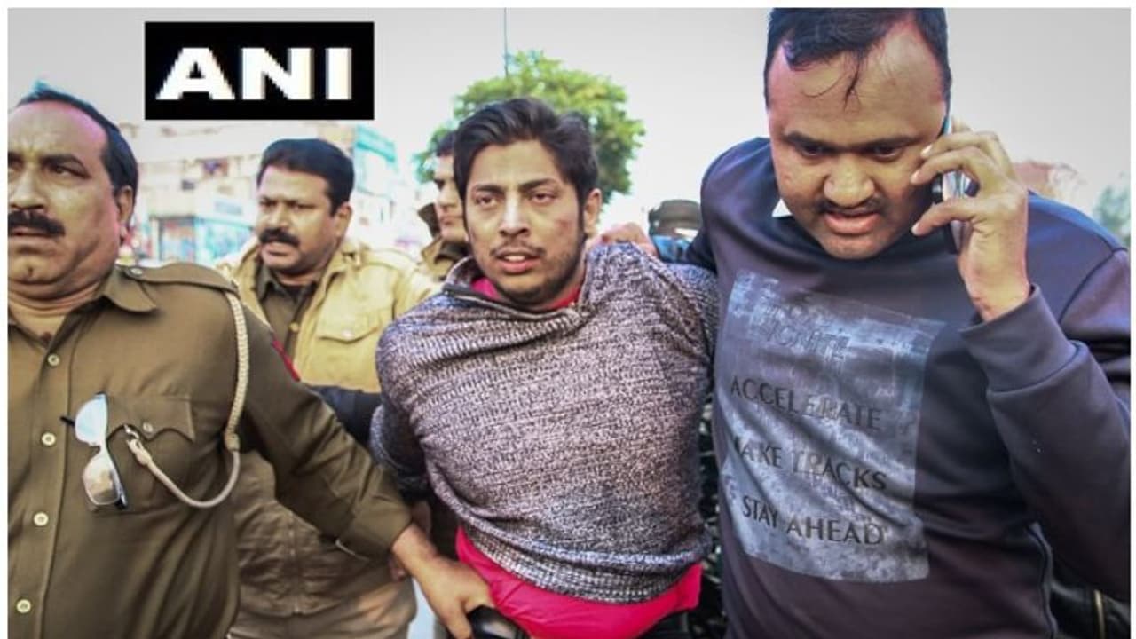 ഷഹീന്ബാഗില് പൗരത്വ പ്രതിഷേധത്തിന് നേരെ വെടിവെപ്പ്; ദില്ലി സ്വദേശി കസ്റ്റഡിയില് ഷഹീന്ബാഗില് പൗരത്വ പ്രതിഷേധത്തിന് നേരെ വെടിവെപ്പ്; ദില്ലി സ്വദേശി കസ്റ്റഡിയില്