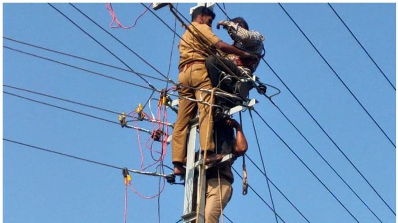 അറ്റക്കുറ്റപ്പണിക്കിടെ കരാർ തൊഴിലാളി ഷോക്കേറ്റ് വൈദ്യുതി തൂണിൽ കുടുങ്ങി; രക്ഷപ്പെട്ടത് അത്ഭുതകരമായി