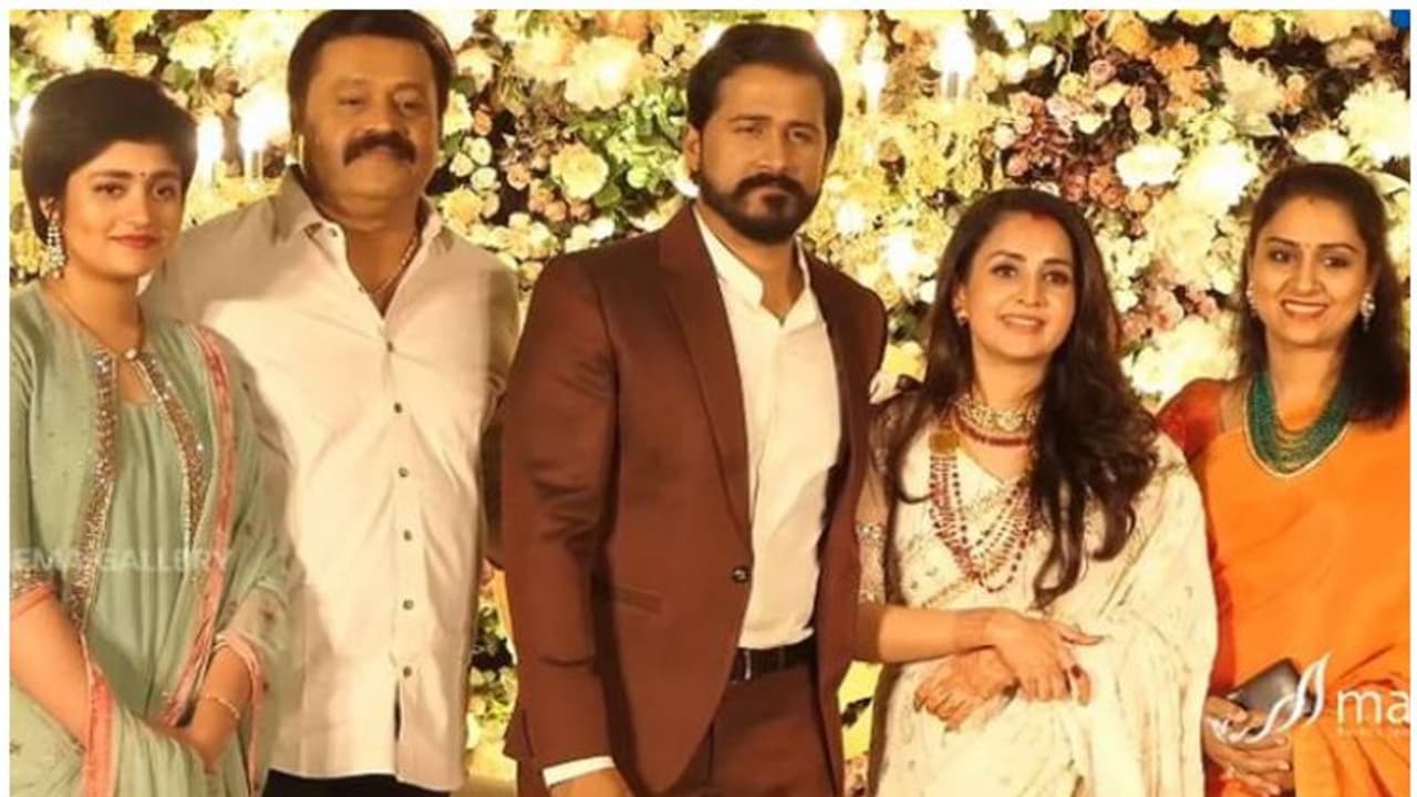 ഭാമയുടെ വിവാഹ വിരുന്നില് ശ്രദ്ധാകേന്ദ്രമായി സുരേഷ് ഗോപിയുടെ മകള് ഭാവ്നി ഭാമയുടെ വിവാഹ വിരുന്നില് ശ്രദ്ധാകേന്ദ്രമായി സുരേഷ് ഗോപിയുടെ മകള് ഭാവ്നി