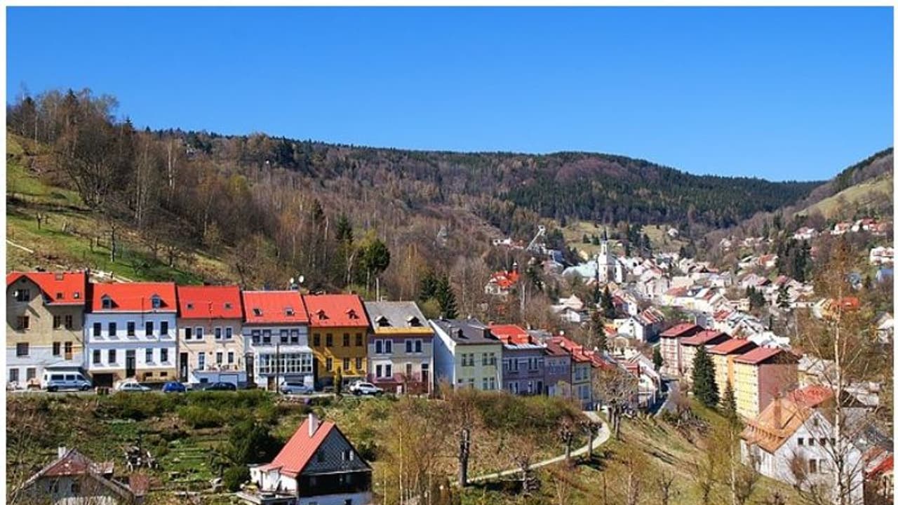 ഇവിടെ ജനങ്ങള്‍ക്ക് പ്രിയങ്കരമായി റേഡിയോ ആക്ടീവ് സ്‍പാ; ഈ ജലത്തിലുള്ള കുളി രോഗം വരുത്തുമോ അതോ തടയുമോ?