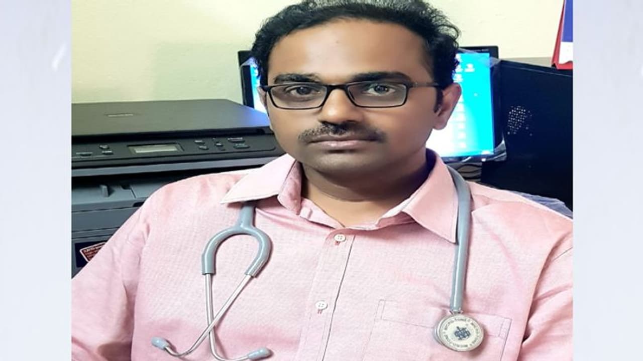 నీటి కాలువలోకి దూసుకెళ్లిన కారు... డాక్టర్ మృతి, భార్యాబిడ్డలు సురక్షితం నీటి కాలువలోకి దూసుకెళ్లిన కారు... డాక్టర్ మృతి, భార్యాబిడ్డలు సురక్షితం