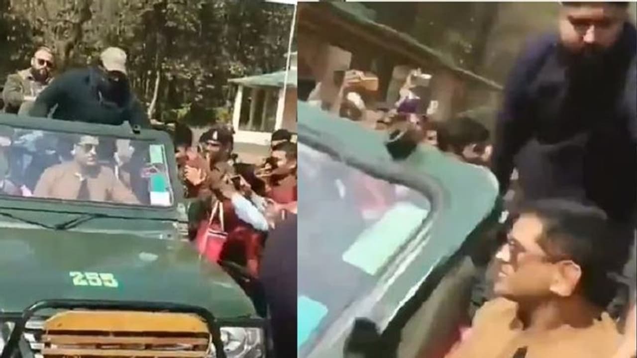 కొత్త రోల్: వారికి పానీపూరీలు సర్వ్ చేసిన ధోనీ, వీడియో వైరల్ కొత్త రోల్: వారికి పానీపూరీలు సర్వ్ చేసిన ధోనీ, వీడియో వైరల్